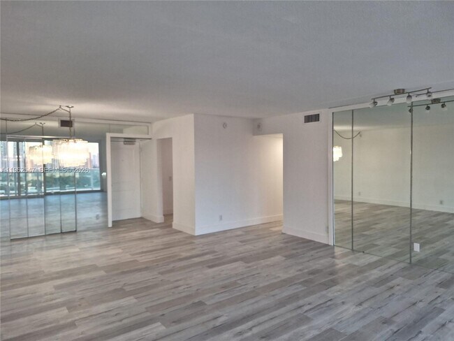 Building Photo - 100 Bayview Dr