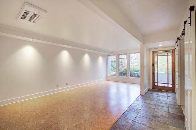 Building Photo - 1038 Lakeview Blvd E