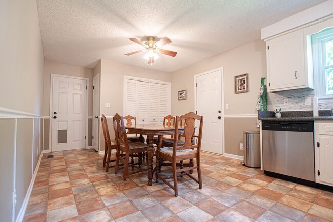 Building Photo - Pet Friendly Four Bedroom on Exit 8!