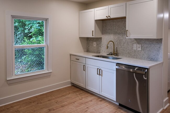 Building Photo - Charming 2BR/1BA Home in the West End Hist...