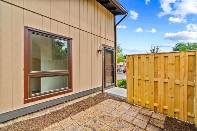 Building Photo - Condo in Woodside Square. 3Br / 1Ba Renovated. Garage.