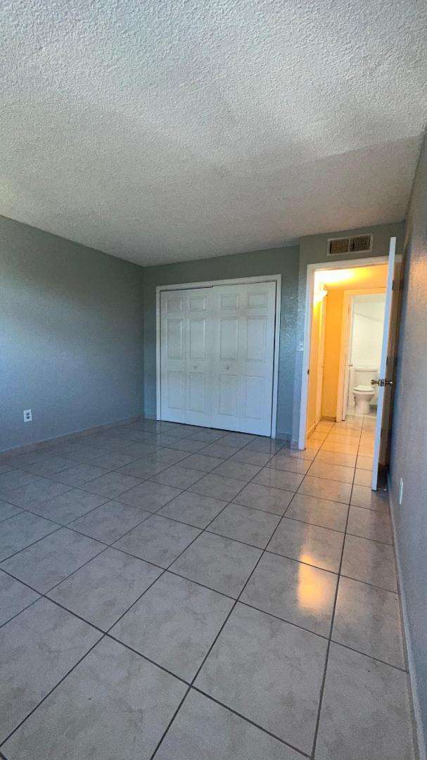 Building Photo - 606 W 81st St