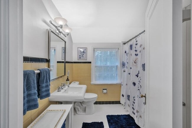 Building Photo - Charming 2 Bed 2 Bath House in the Heart o...