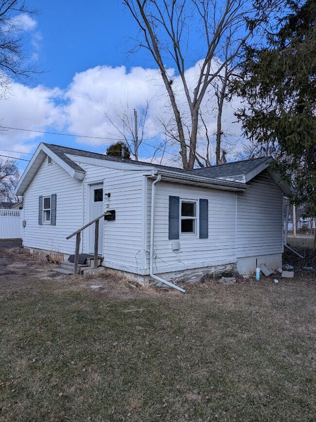 Building Photo - Front,E.324-326