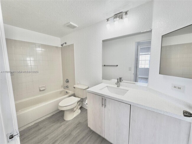 Building Photo - 704 Belmont Ln