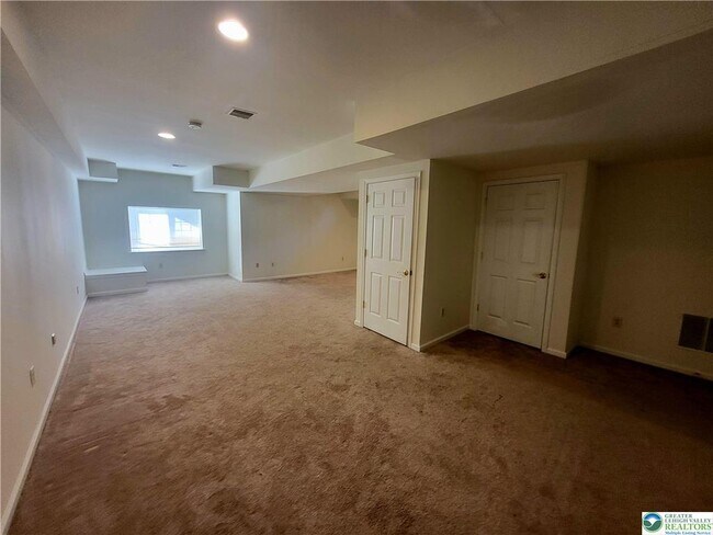 Building Photo - 5215 Spring Ridge Dr E