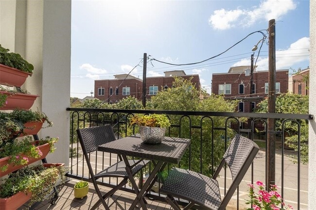 Building Photo - 2318 Hutchins St