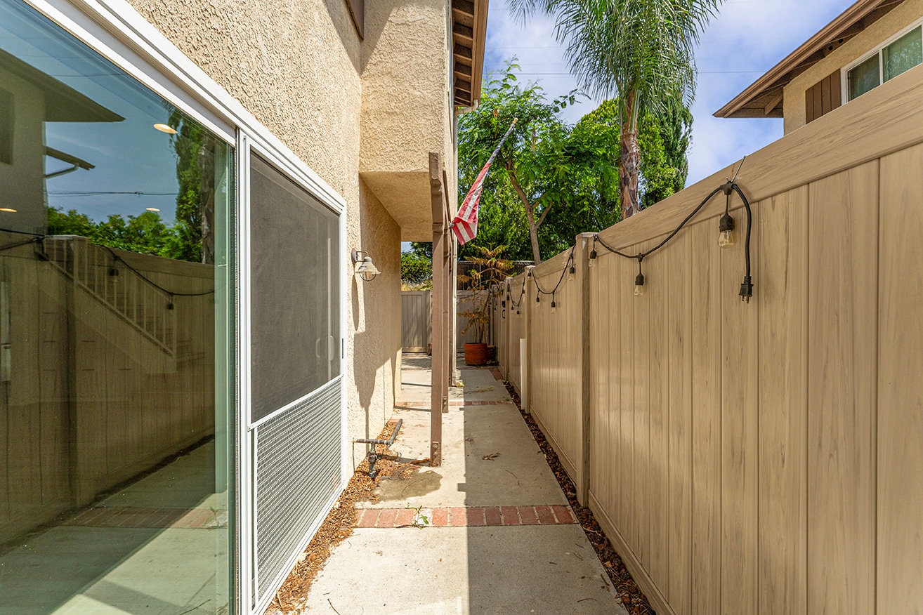 Building Photo - 10341 Canoga Ave