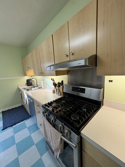 Building Photo - 409 E 1st St