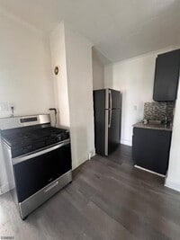 Building Photo - 204 Erie St