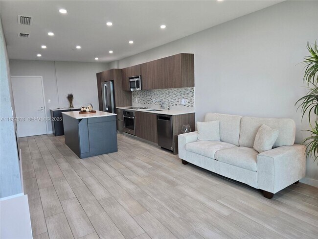 Building Photo - 1600 SW 1st Ave