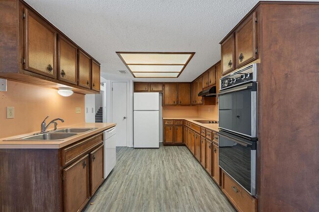 Building Photo - 2217 Onion Creek Pkwy