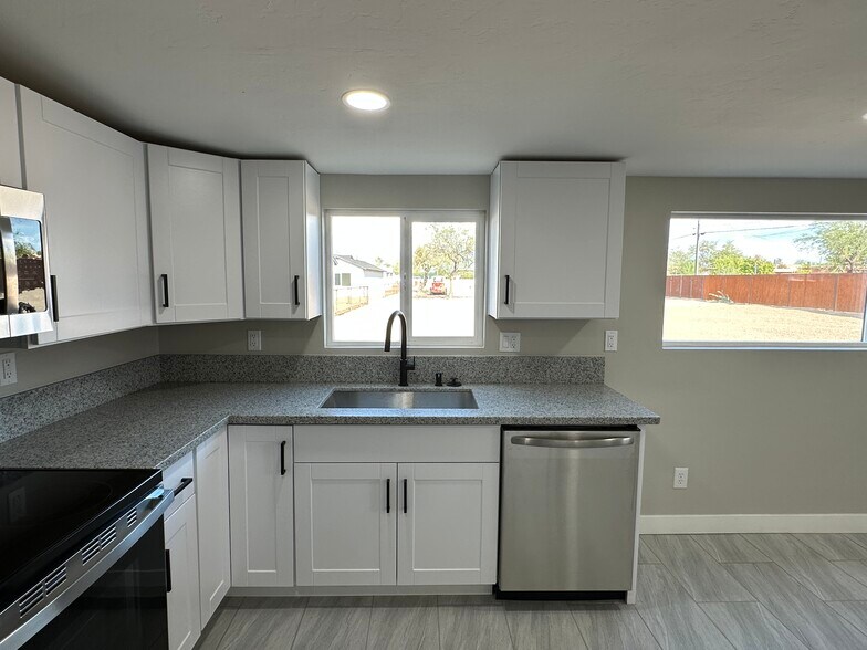 Bright open kitchen with granite countertops - 1331 W Speedway Blvd