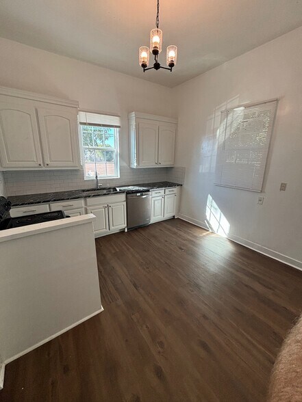 Primary Photo - 315 Andrews St