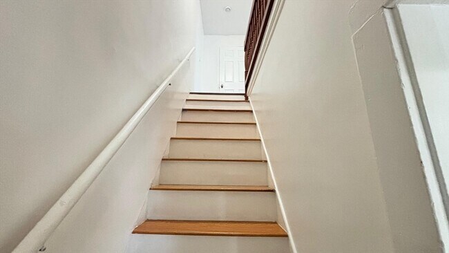 Building Photo - 10 Eames St