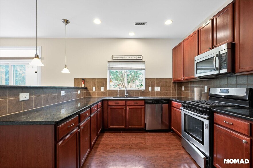 Building Photo - 241 Seymour Pl