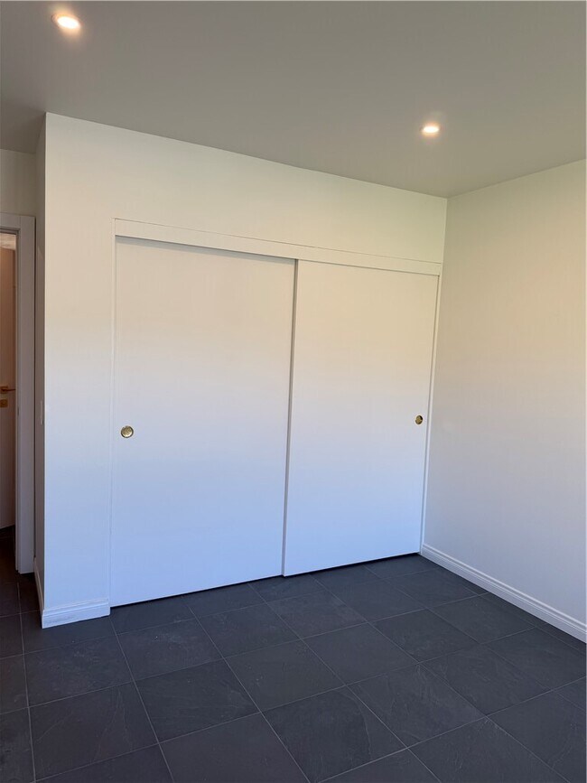 Building Photo - 15999 Via De Las Palmas