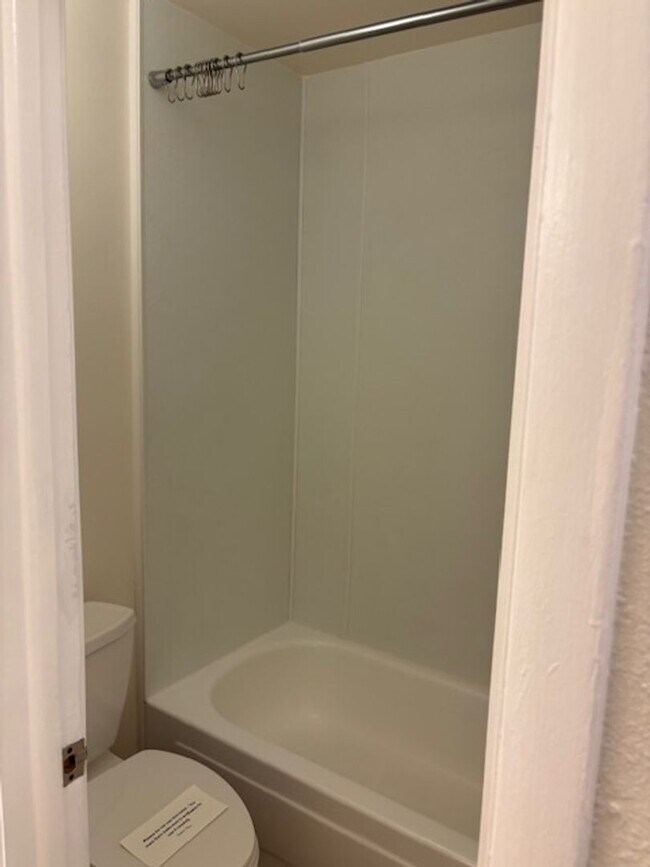Building Photo - Close to Campus 2BD/1.5 BA Townhouse - Ava...