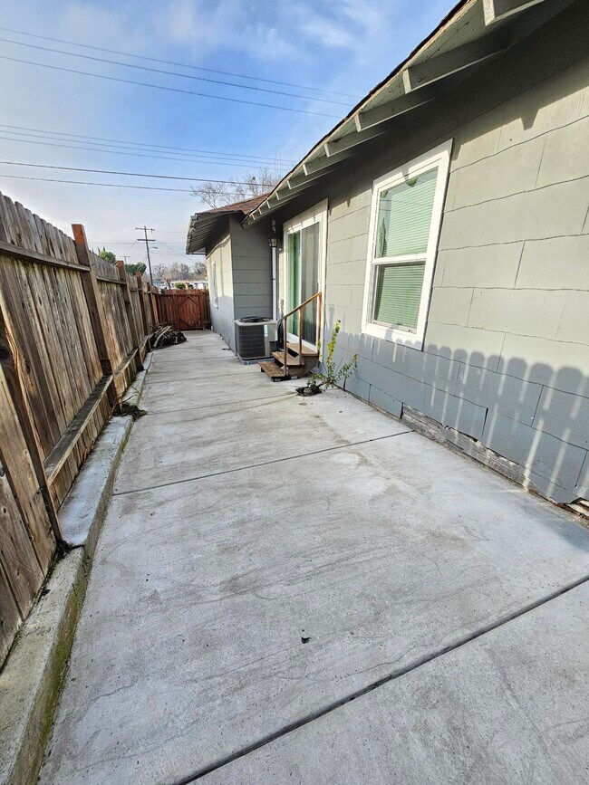 Building Photo - 2069 Solano Way