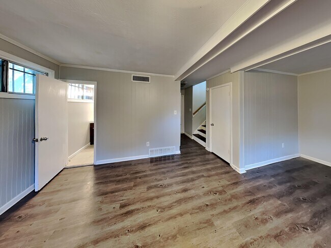Building Photo - 668 Brakebill Ave