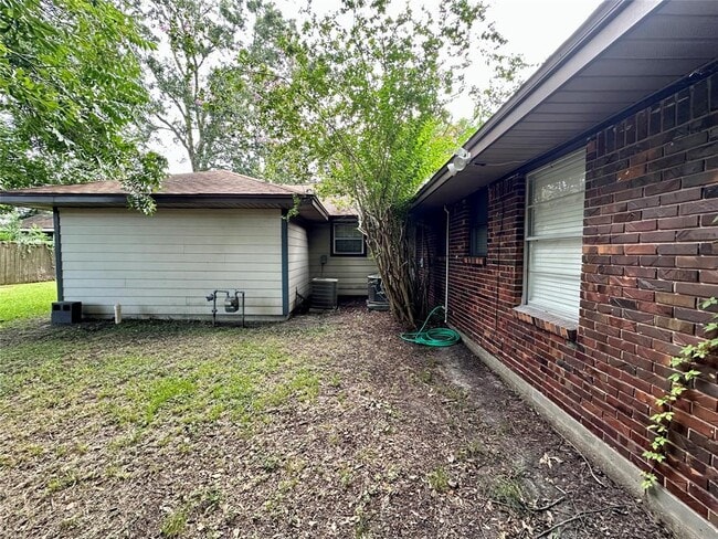 Building Photo - 530 Edgebrook Dr