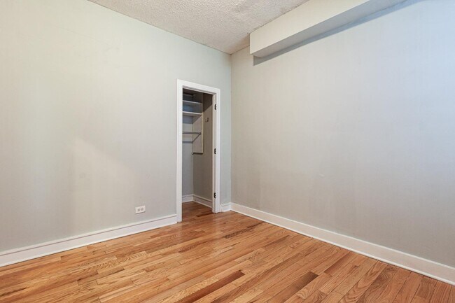 Building Photo - 546 W Surf St