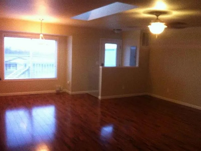 Building Photo - Spacious 3-bedroom duplex