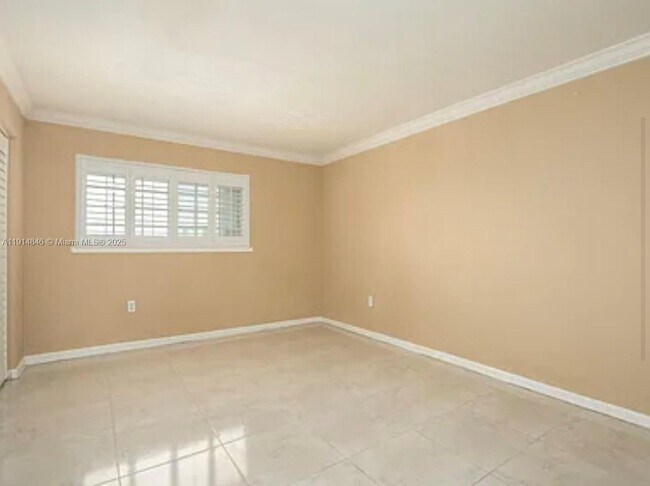 Building Photo - 633 NE 2nd Ave