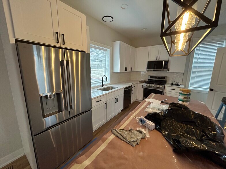 Building Photo - 858 N Paulina St