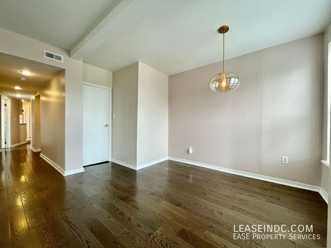 Building Photo - 207 R St NW