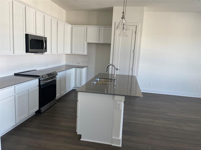 Building Photo - 2050 Lohmans Spur Rd