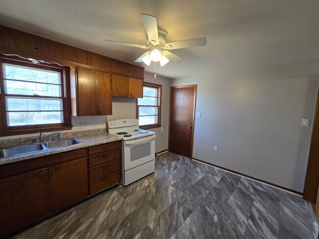 Building Photo - 3-4 bedroom ranch with attached garage, fe...