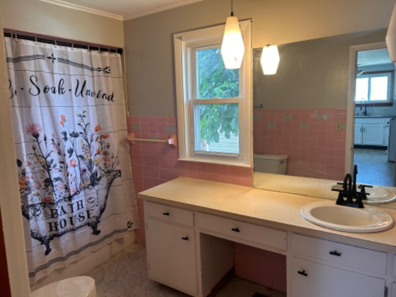 Building Photo - 115 3rd St