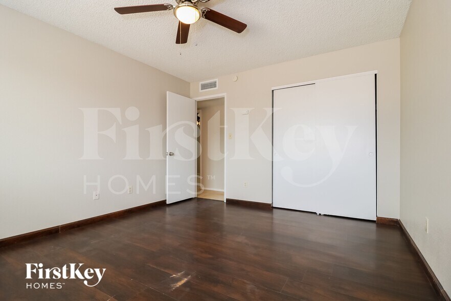 Building Photo - 10603 W Seldon Ln