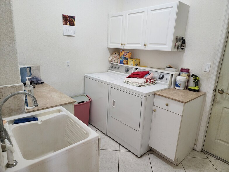 Building Photo - 223 Golf Aire Blvd