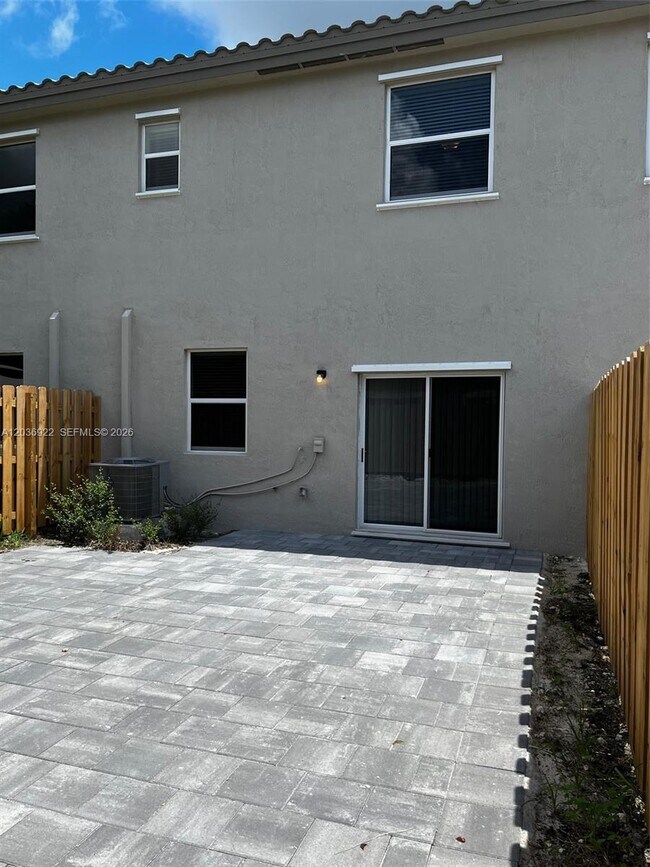 Building Photo - 1120 SE 26th Ct