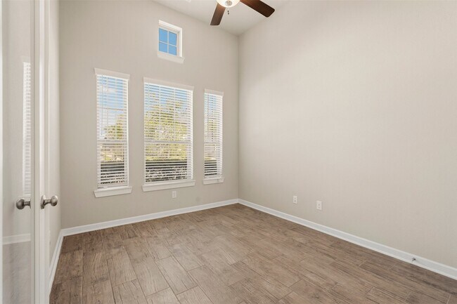 Building Photo - 1227 Carswell Grove Dr