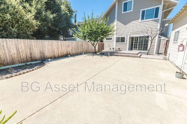Building Photo - 2359 Prune St