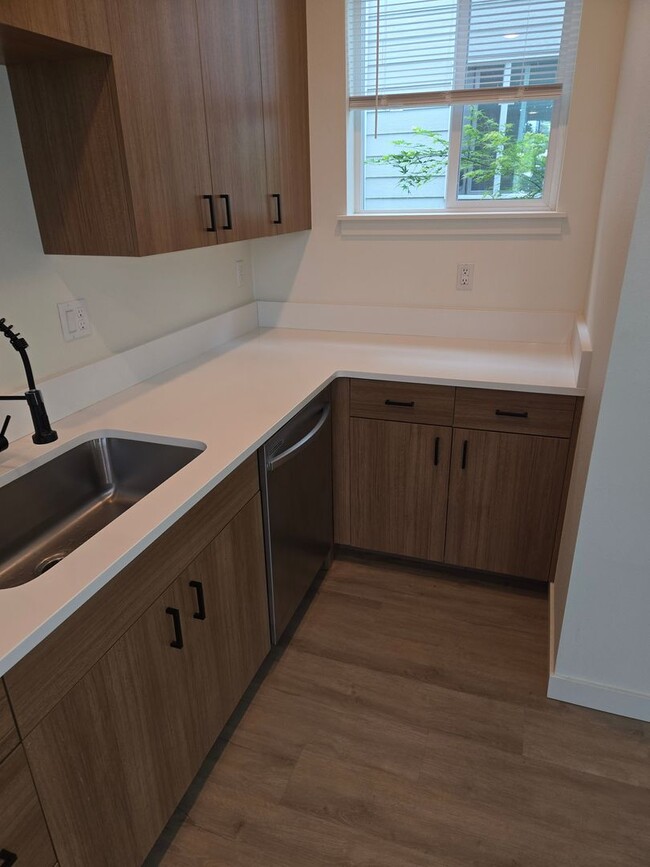 Building Photo - Sleek & Chic! 2 level 2 Bed/1.5 ba 814 Sf