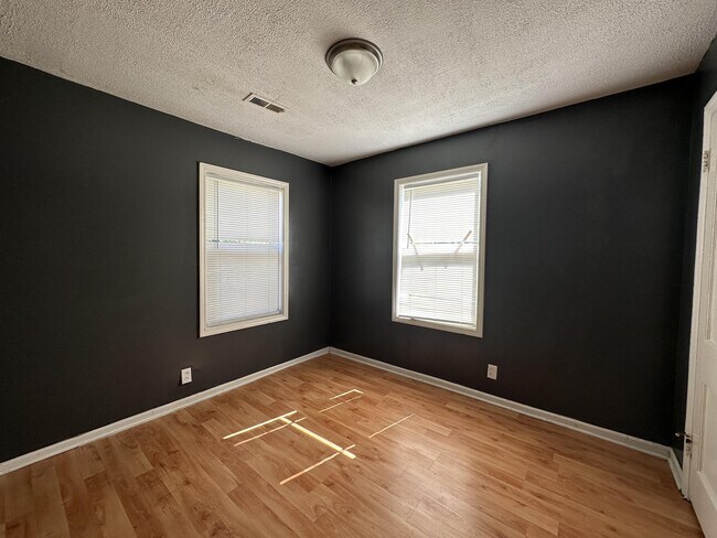 Building Photo - 1332 N Erie St