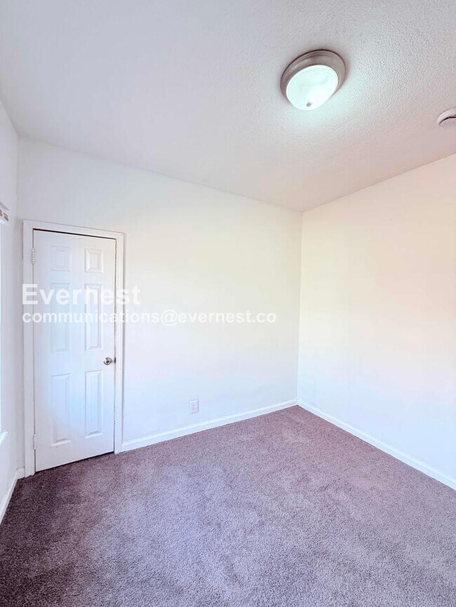 Building Photo - 2 Bed/1 Bath Home with Off-Street Parking / Vouchers Accepted / Available Now!