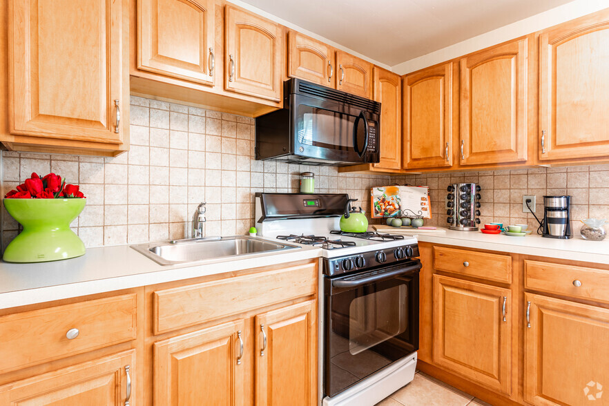 1BR, 1BA - 700SF - Kitchen - Lalor Gardens, LLC