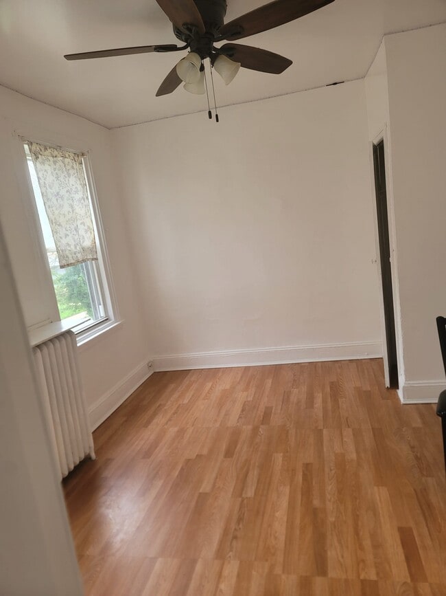 Building Photo - 213 E Tabor Rd