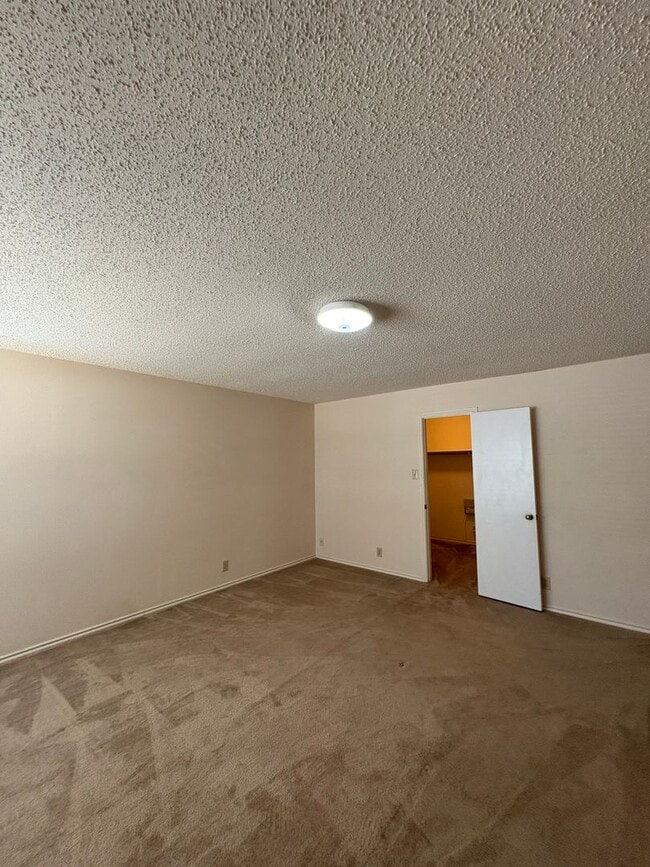 Building Photo - Beautiful home on corner lot.