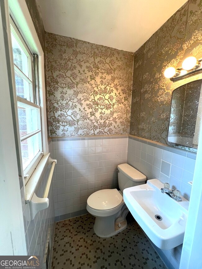 Building Photo - 133 Pineview Dr