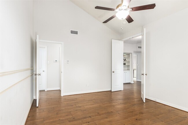 Building Photo - 910 Fleetwood Pl Dr