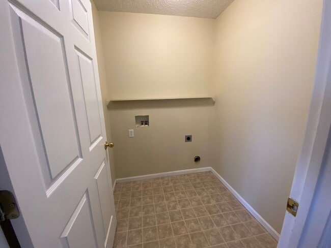 Building Photo - 3BR/2BA with neighborhood pool included!