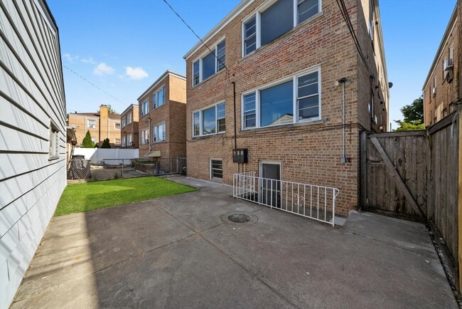 Building Photo - 7062 W Diversey Ave