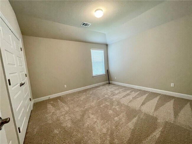 Building Photo - 148 Riverhill Dr