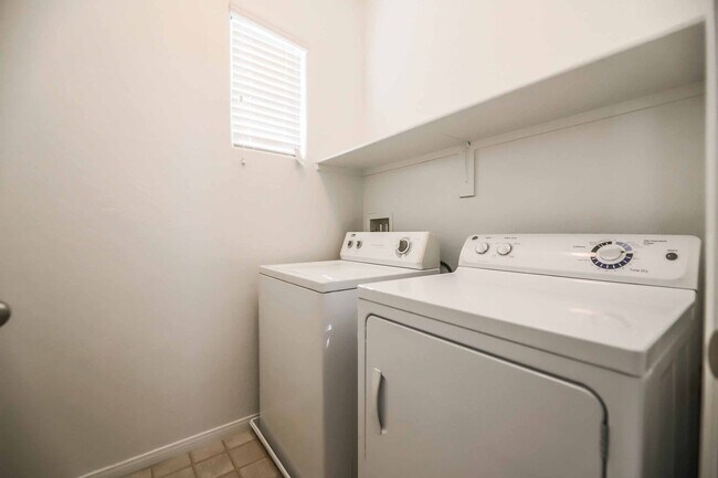 Building Photo - 4 BEDROOM HOUSE IN HENDERSON!!